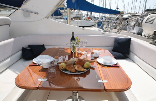 Le Suquet Alquiler De Eote | Exclusive stay on a yacht in the old harbour in the center of Cannes