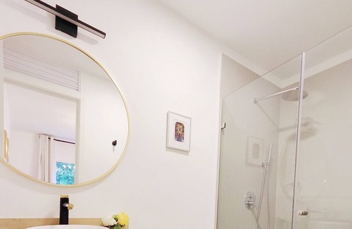 Granada Apartamento | Exclusive Suite with Private Bathroom Polanco