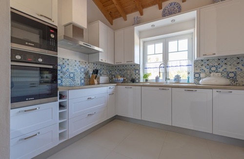Meia Praia Villa | Exclusiva villa vacacional con vista al mar y piscina climatizada.