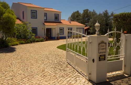 Meia Praia Villa | Exclusiva villa vacacional con vista al mar y piscina climatizada.