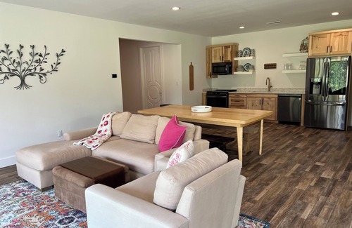 Portage Casa | Exec Retreat 6 King/1 Queen /2.5 Bath. Huge Pool; 13 acres