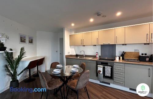 Woking Apartamento | Executive 2 Bed 2 Bath Central Woking Flat with Free Parking