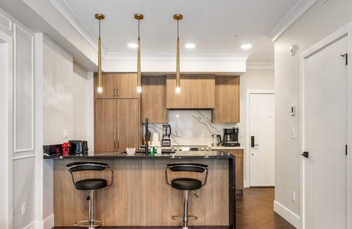 Currie Barracks Condominio | Executive 2BR Suite near MRU & Downtown /w Parking