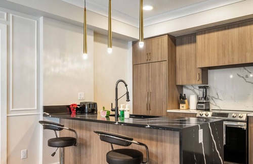 Currie Barracks Condominio | Executive 2BR Suite near MRU & Downtown /w Parking