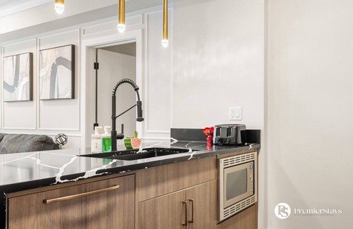 Currie Barracks Condominio | Executive 2BR Suite near MRU & Downtown /w Parking