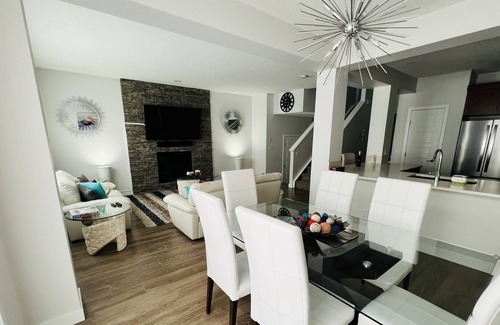 Airdrie Casa | Executive 3 Bedroom Duplex in Airdrie close to YYC Airport!