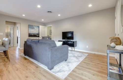 Alamo Apartamento | Executive Apartment in Quaint Bay Area Village