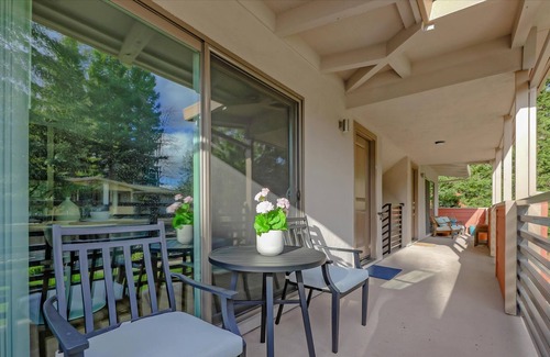 Alamo Apartamento | Executive Apartment in Quaint Bay Area Village