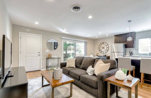 Alamo Apartamento | Executive Apartment in Quaint Bay Area Village