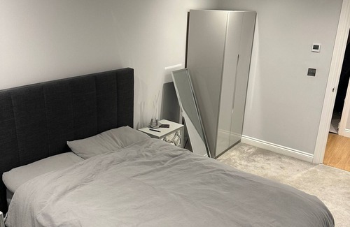 Epsom Apartamento | Executive Apartment in sought after Surrey Town. Pet Friendly