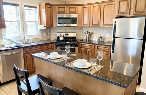 Montclair Apartamento | Executive Apt, a short walk to NYC train. King Bed. Free Parking. Central AC.