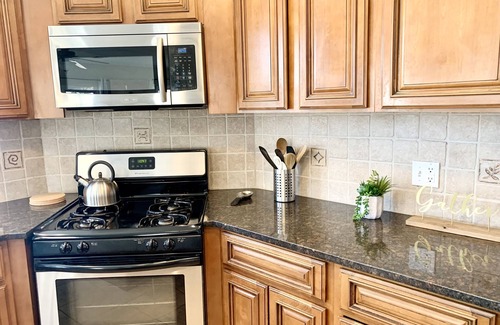 Montclair Apartamento | Executive Apt, a short walk to NYC train. King Bed. Free Parking. Central AC.