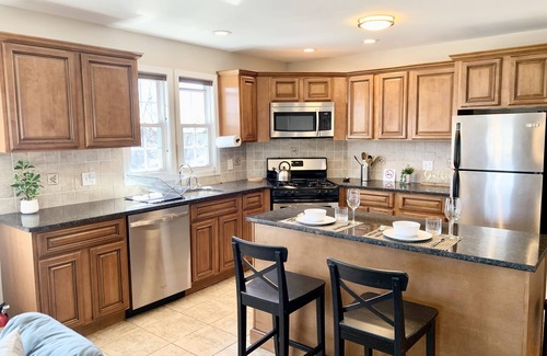 Montclair Apartamento | Executive Apt, a short walk to NYC train. King Bed. Free Parking. Central AC.