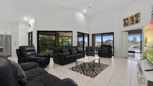 Banksia Beach Casa | Executive Canal Home