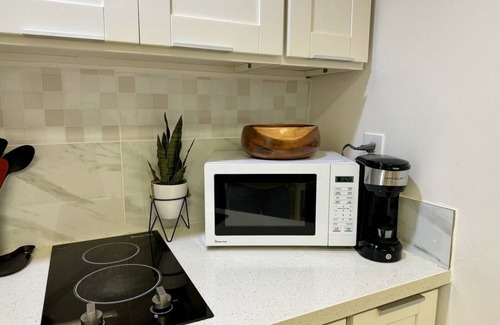 Downtown Honolulu Apartamento | Executive Center Studio with Kitchenette, secure building pool, FREE PARKING