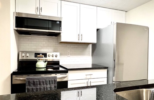 Vandalia Condominio | Executive Condo: King primary en-suite! A part of the Uptown Collective Suites