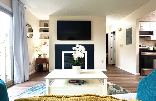 Vandalia Condominio | Executive Condo: King primary en-suite! A part of the Uptown Collective Suites