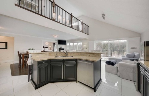 Barrie Casa | Executive high end home with Backyard Oasis!
