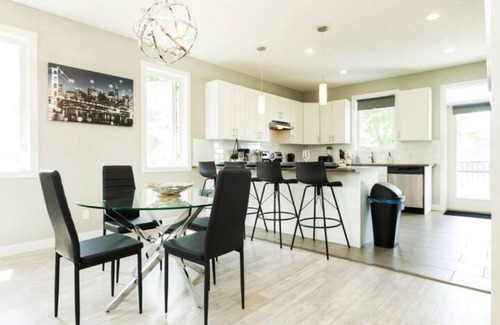 Jasper Place Casa | Executive Home - Long Stays - Garage - WiFi & NFLX