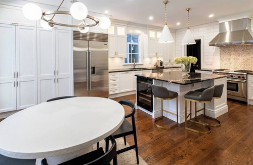 North York Casa | Executive Home With Luxury Amenities and Large Private Yard