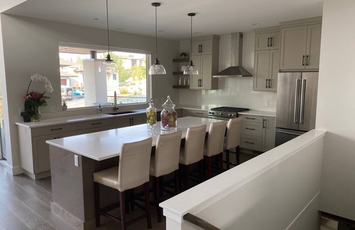 Southwest Mission Casa | Executive Home with Stunning Lake & Mountain Views – Perfect for Professionals