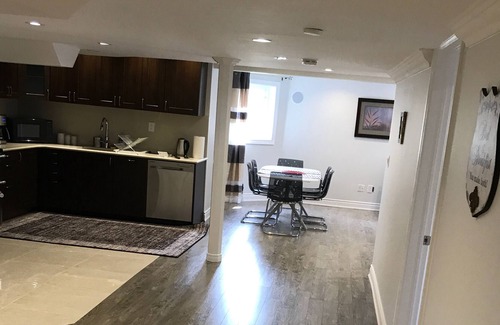 Meadowvale Village Casa | Ejecutivo independiente acogedor sótano apartamento con 2 dormitorios, 2 WR, cocina, sofá cama
