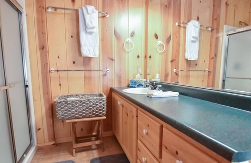 Markesan Cabina | Executive lake front home sleeps 12- Amazing Views and Amenities