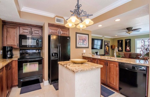 Lake Tarpon Estates Casa | Waterfront Million Dollar Pool Home, 2 cocinas para entretener, 2 salas de lavandería