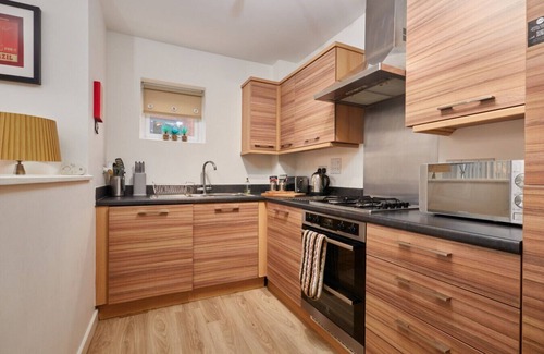 Wilford Apartamento | Executive large Apt. w/balcony, parking & Netflix