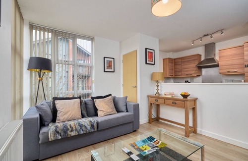 Wilford Apartamento | Executive large Apt. w/balcony, parking & Netflix