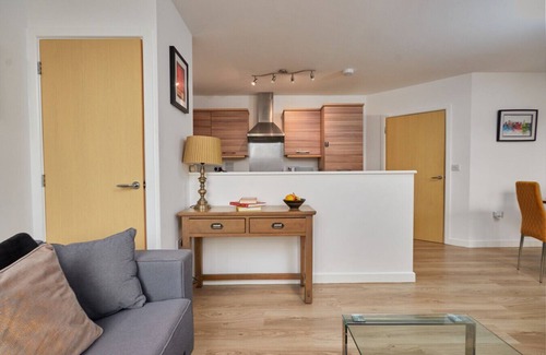 Wilford Apartamento | Executive large Apt. w/balcony, parking & Netflix