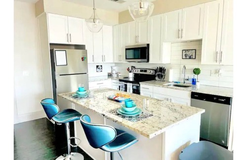 Clayton-Tamm Apartamento | Executive Level Suite w/ Free Garage Parking (519)