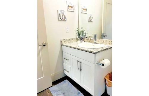 Clayton-Tamm Apartamento | Executive Level Suite w/ Free Garage Parking (519)