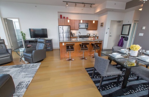Downtown Victoria Condominio | Executive Luxury Suite - Everything's Just Down The Street Suite!