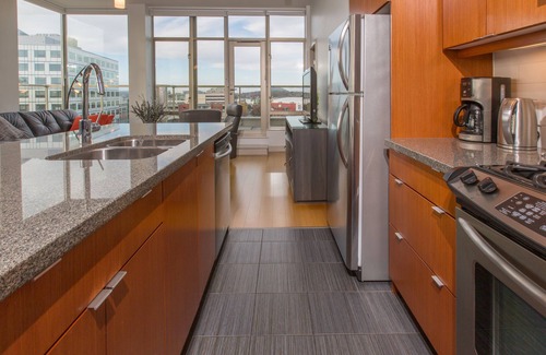 Downtown Victoria Condominio | Executive Luxury Suite - Everything's Just Down The Street Suite!