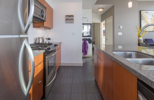 Downtown Victoria Condominio | Executive Luxury Suite - Everything's Just Down The Street Suite!