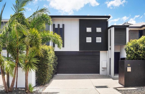 Maroochydore Casa | Executive, modern waterfront house