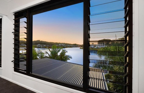 Maroochydore Casa | Executive, modern waterfront house