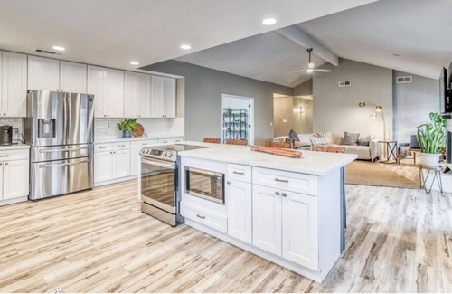 Raisin Casa | Executive Rental, open floor plan, 3 bdr, 2 bath, office and pool.