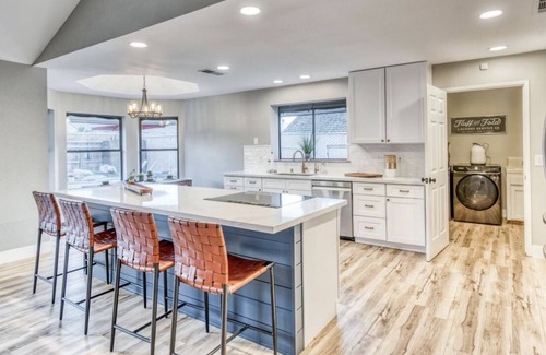 Raisin Casa | Executive Rental, open floor plan, 3 bdr, 2 bath, office and pool.