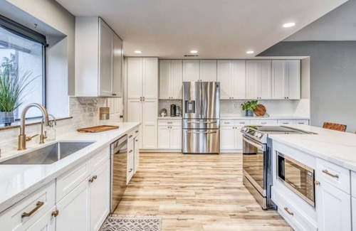 Raisin Casa | Executive Rental, open floor plan, 3 bdr, 2 bath, office and pool.