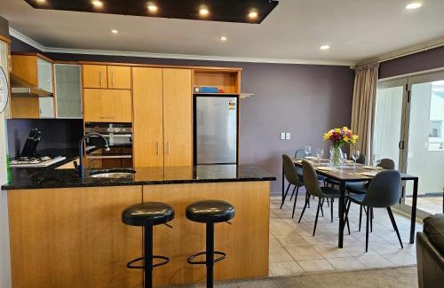 Wellington Apartamento | Executive, Spacious & Modern Home, 8 Beds!