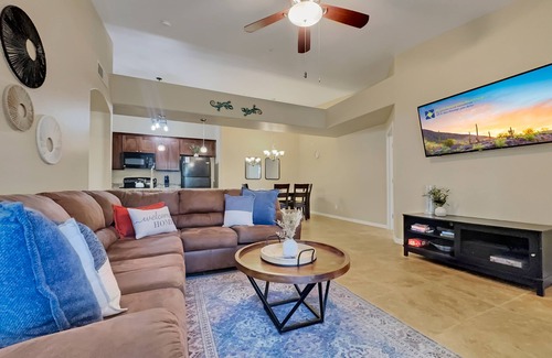 Parkwood Ranch Condominio | Condominio de lujo de estilo ejecutivo con vistas a la montaña y piscina climatizada / spa.