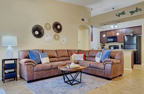 Parkwood Ranch Condominio | Condominio de lujo de estilo ejecutivo con vistas a la montaña y piscina climatizada / spa.