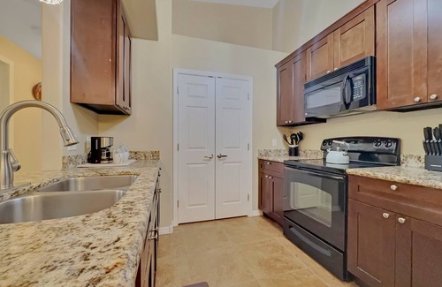 Parkwood Ranch Condominio | Condominio de lujo de estilo ejecutivo con vistas a la montaña y piscina climatizada / spa.