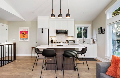 Crescent Beach Apartamento | Executive Suite! Luxurious space w/private deck. Stroll to shops & restaurants.