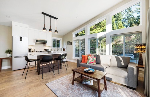 Crescent Beach Apartamento | Executive Suite! Luxurious space w/private deck. Stroll to shops & restaurants.