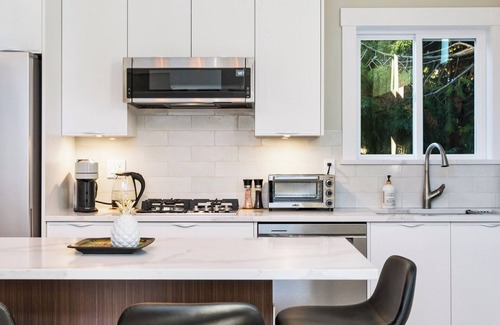 Crescent Beach Apartamento | Executive Suite! Luxurious space w/private deck. Stroll to shops & restaurants.