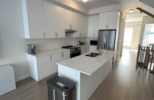 Oakville Casa | Executive Townhouse Oakville, this stylish new home is perfect for group trips.