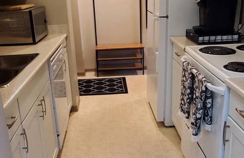 Eau Claire Apartamento | Executive two-bedroom apartment in the quiet West End of Downtown Calgary